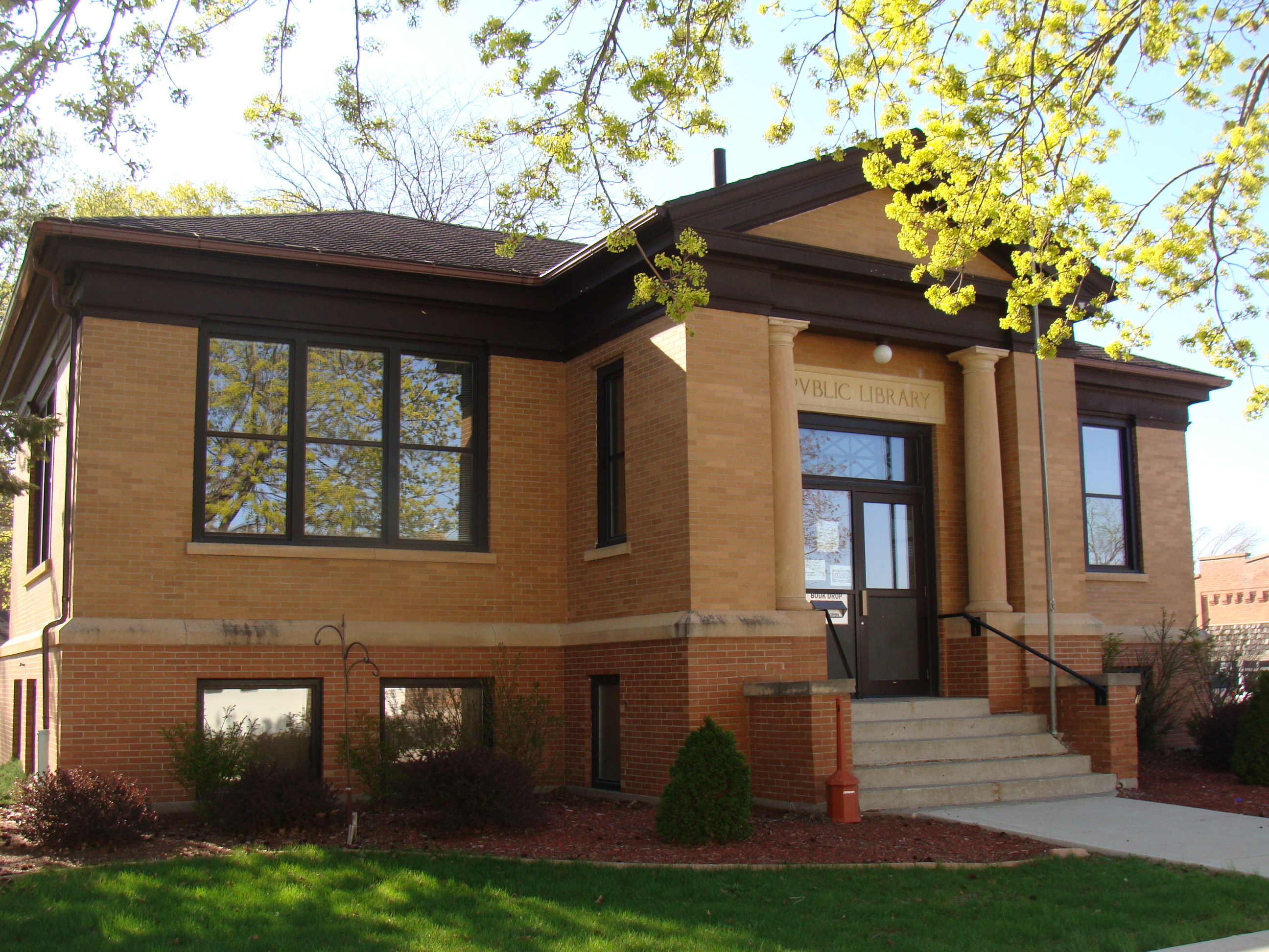 Carnegie library building in Mapleton, Minnesota.
